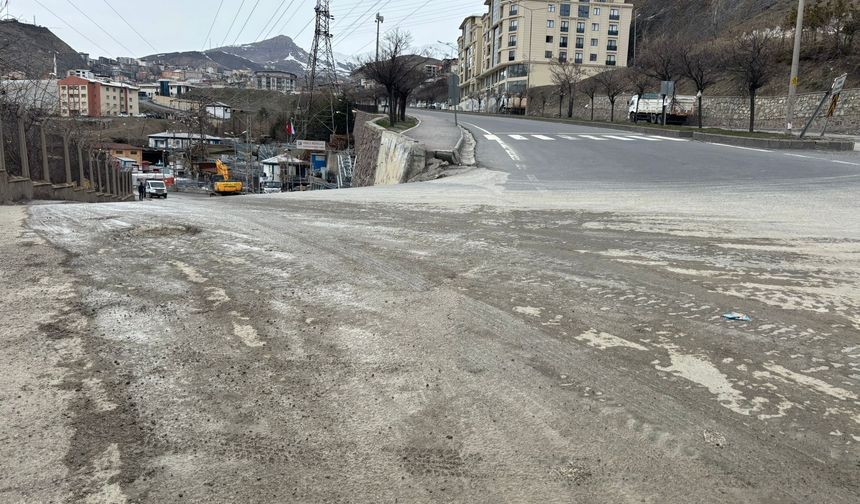 Hakkari’de tepki çeken görüntü: Yol çamur içinde