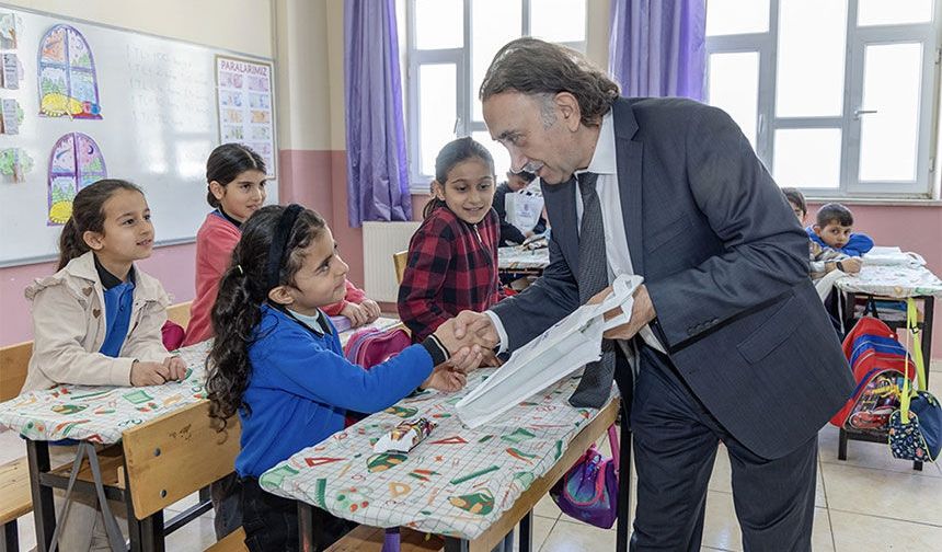 Rektör Gençcelep'den köy okuluna ziyaret