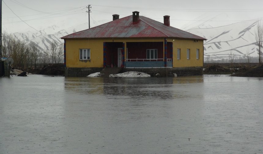 Hakkari’de 3 mahalle ve 1 köy su altında