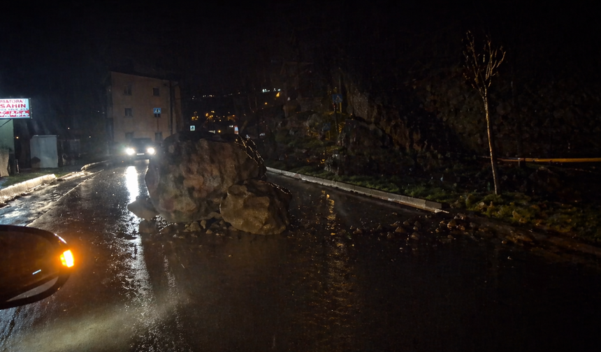 Hakkari’de yola düşen dev kaya trafiği kapattı