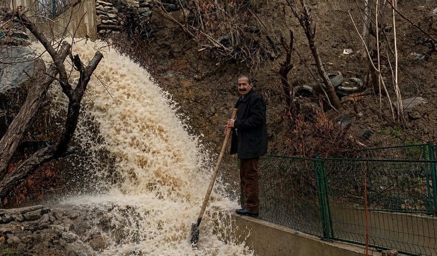 Hakkari’de taşan dere bahçeye zarar verdi
