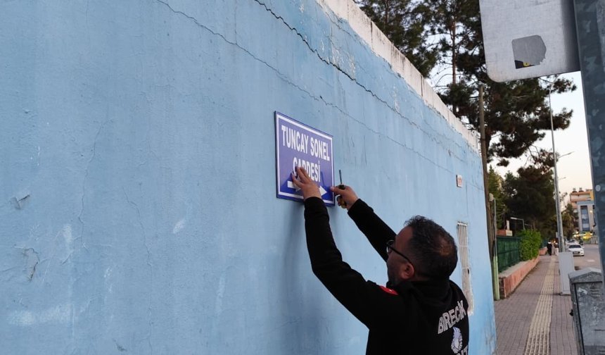 Tuncay Sonel’in adının verildiği cadde tabelası söküldü