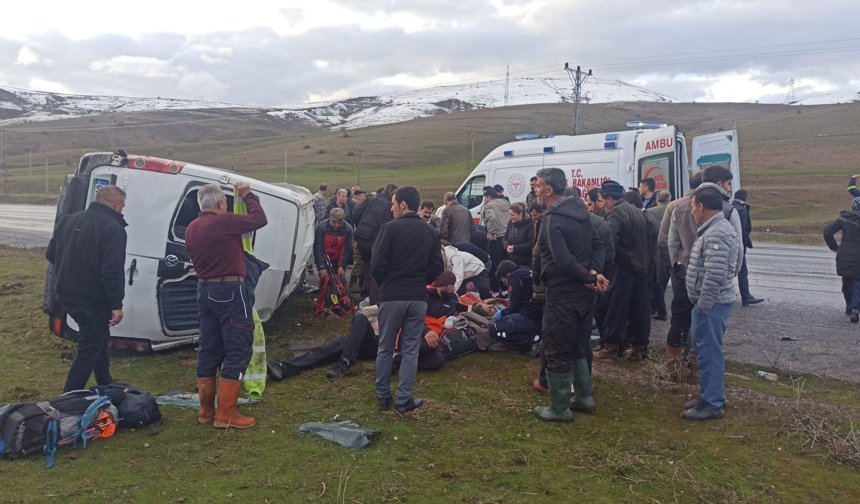 Van’da minibüs takla attı: 13 yaralı