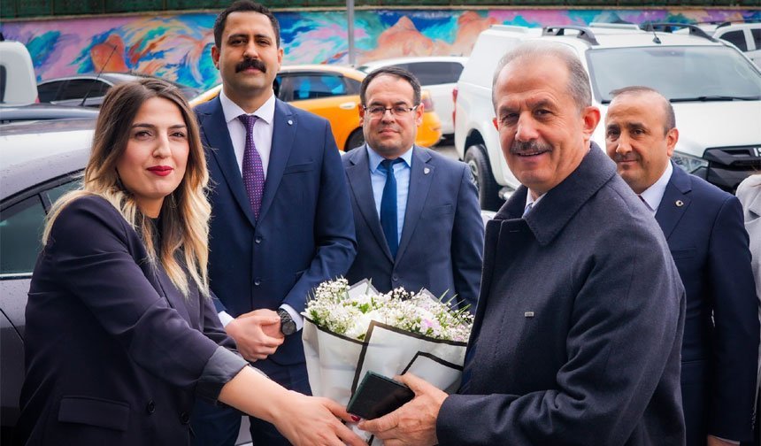 Vali Taşyapan'ı çiçeklerle karşıladılar