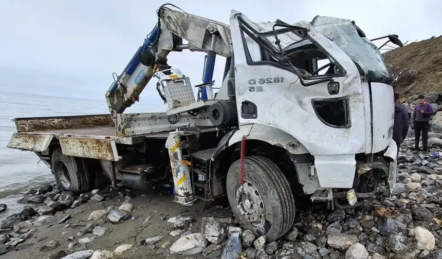 Van'da belediye aracı göle uçtu