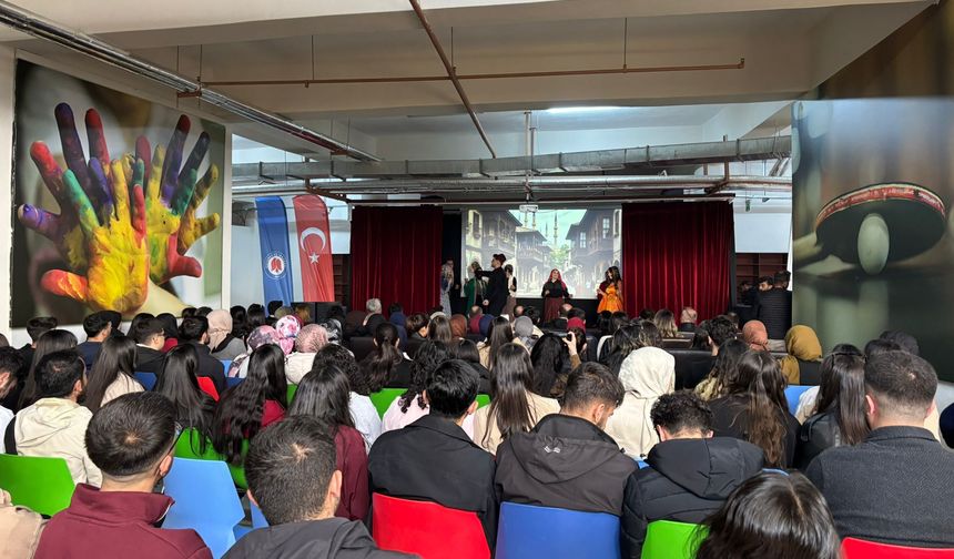 Hakkari Üniversitesi’nde tiyatro gösterisi