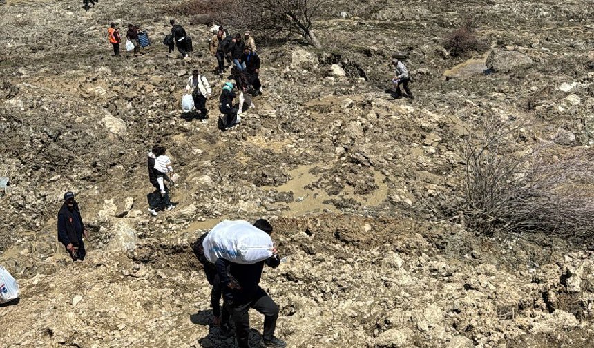 Hakkari'de vatandaşlar heyelanlı alanı yayan aşıyor