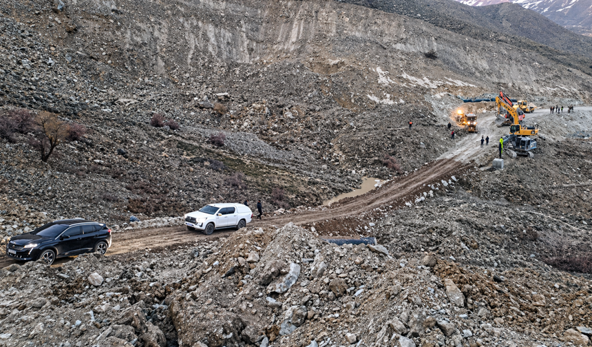 Hakkari Van karayoluna ilk geçiş verildi