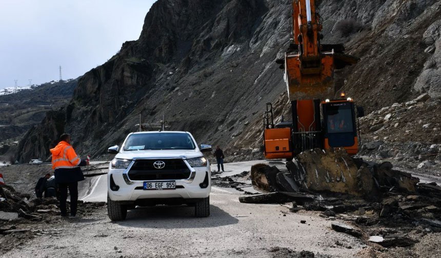 Hakkari Valiliğinden heyelan açıklaması