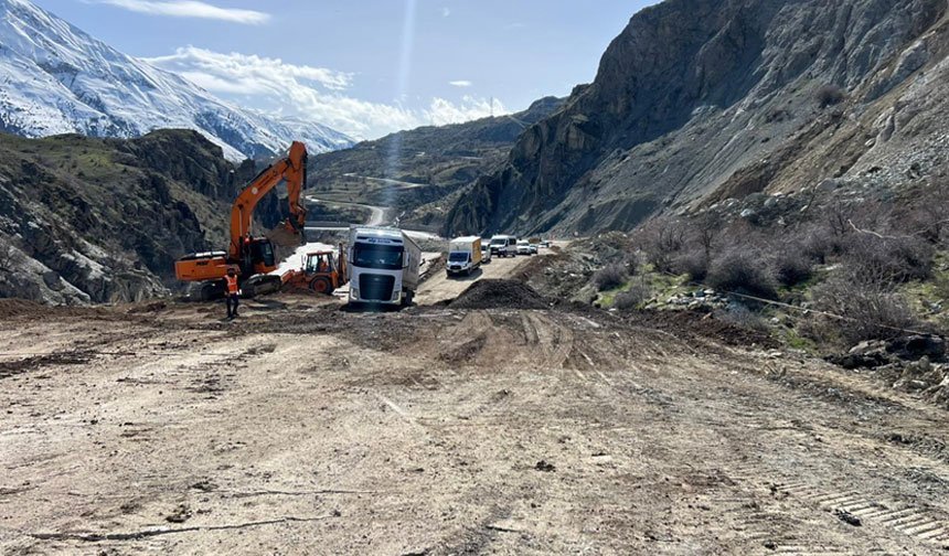 Hakkari- Van kara yolunda ulaşım durma noktasına geldi