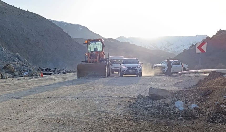Hakkari- Van yolu ulaşıma kapatıldı