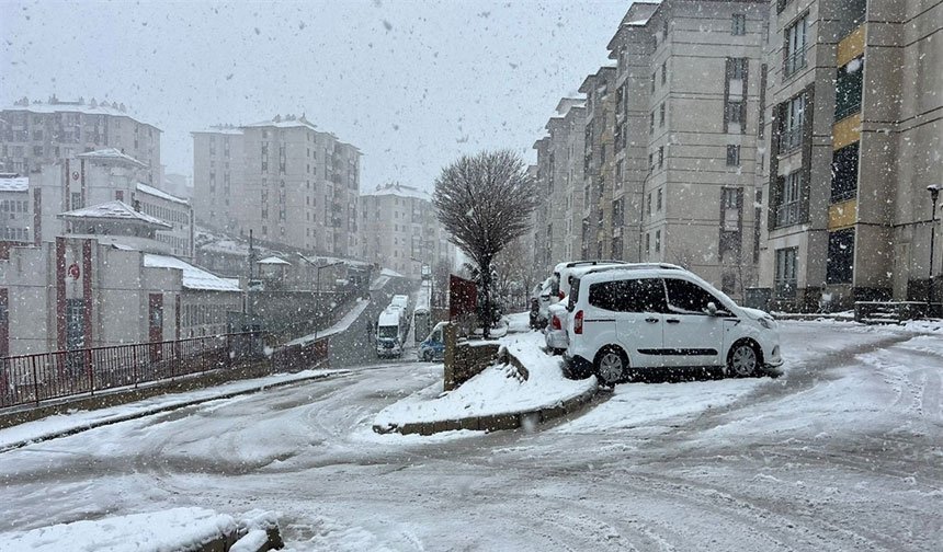 Yüksekova, kar yağışıyla beyaza büründü