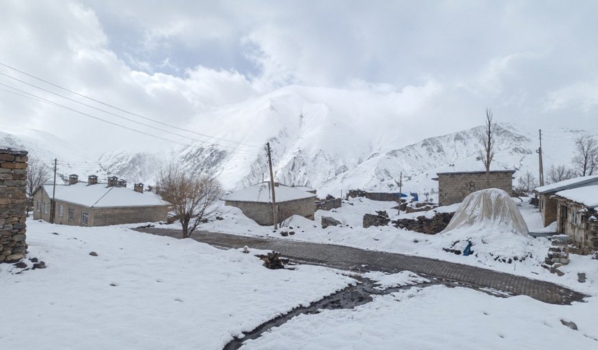 Hakkari’de şaşırtan manzara: Mayısta kar yağışı