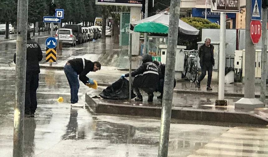 Çaldıkları altınları kaza yaptıkları yerde bırakıp kaçtılar