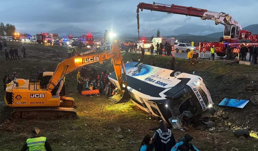 Otobüs devrildi: 4 ölü, 40 yaralı