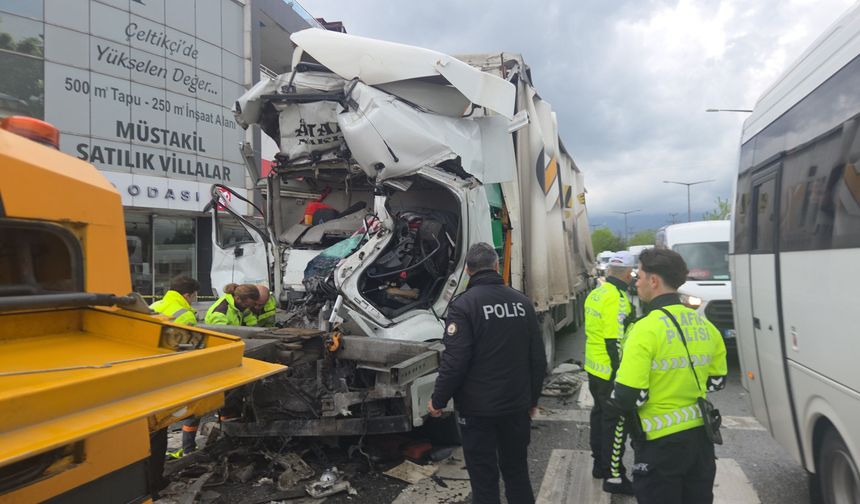 TIR, kırmızı ışıkta bekleyen tankere çarptı: 1 ölü