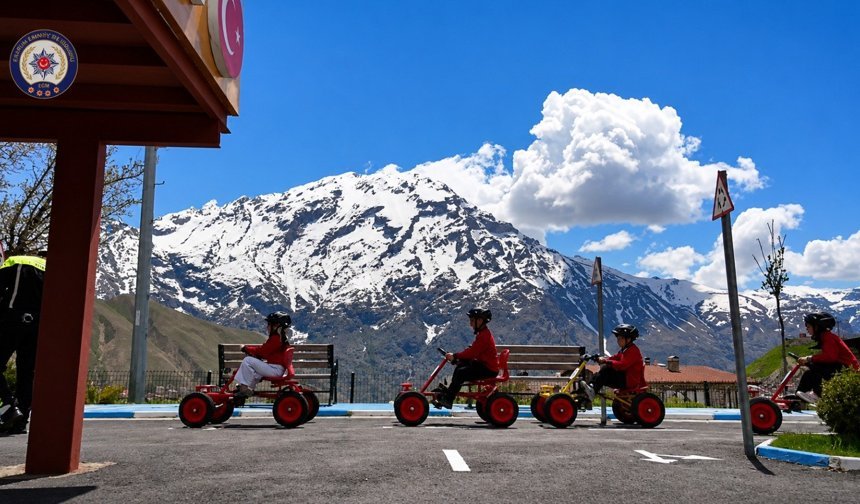 Hakkari’de çocuklara trafik bilinci eğitimi