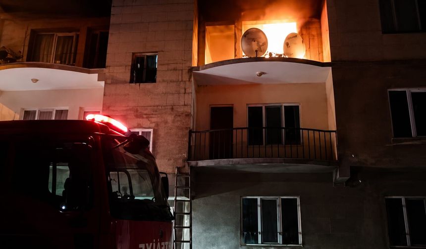Hakkari’de üçüncü katta çıkan yangın korkuttu