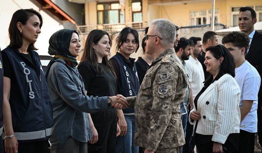 Hakkari Emniyet Müdürü Ayata personelle bayramlaştı