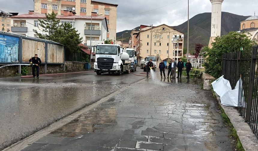 Hakkari’de yağışların ardından cadde ve sokaklar yıkandı