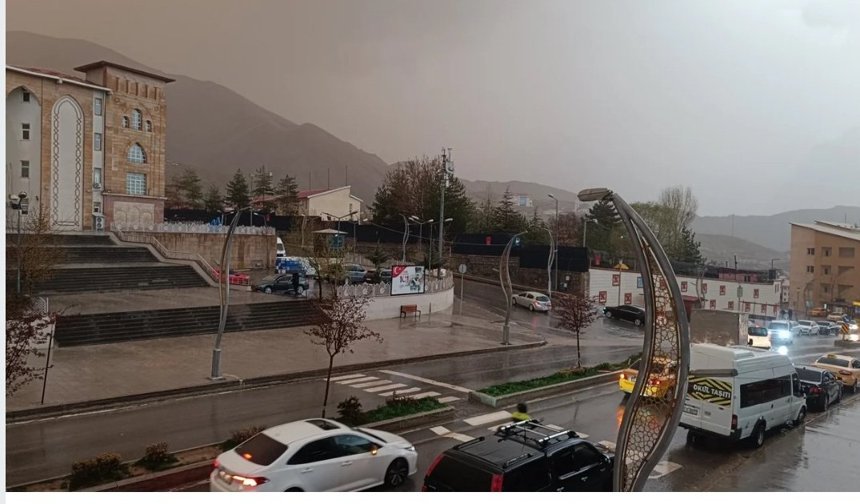 Hakkari’de gece yağan yağmur çamur getirdi