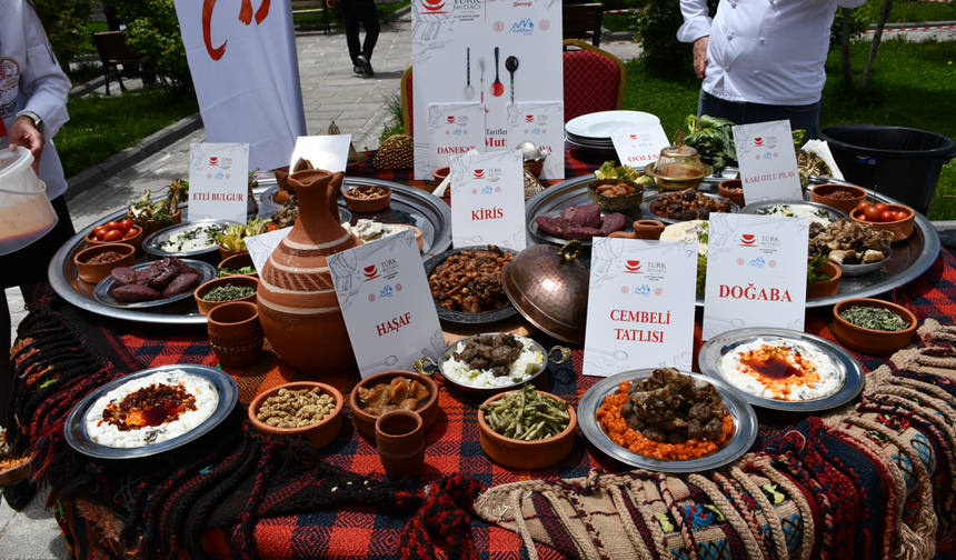 Hakkari'de 3. Yöresel Lezzetler Festivali düzenlendi