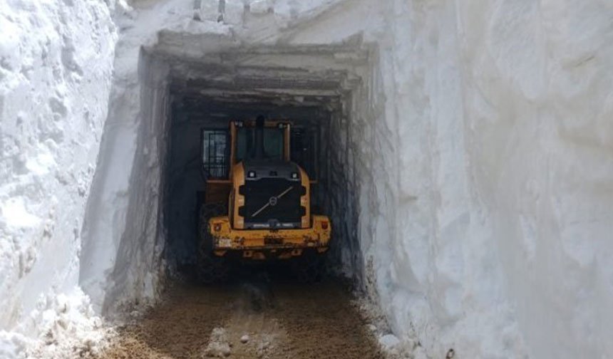 Hakkari'de Mayıs ayında 5 metre karla mücadele