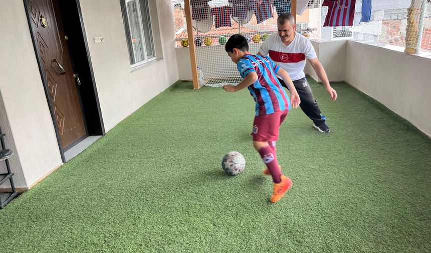 Oğlunun hayali için balkonu sahaya çevirdi