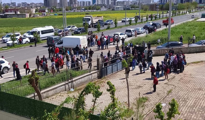 Diyarbakır’da okul önünde silah sesleri: Tahliye başladı