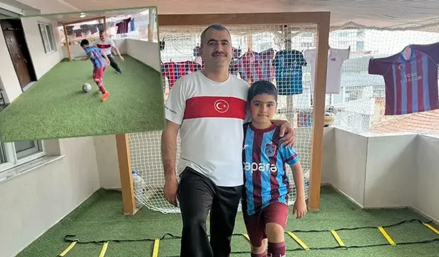 Evinin balkonunun futbol sahasına çevirdi