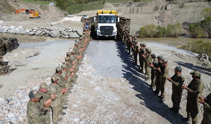 Hakkari'de kurulan panel köprüden ilk araç geçişleri başladı