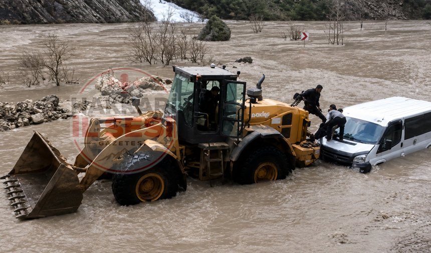 Hakkari’de taşkın alarmı: Araç sulara kapıldı
