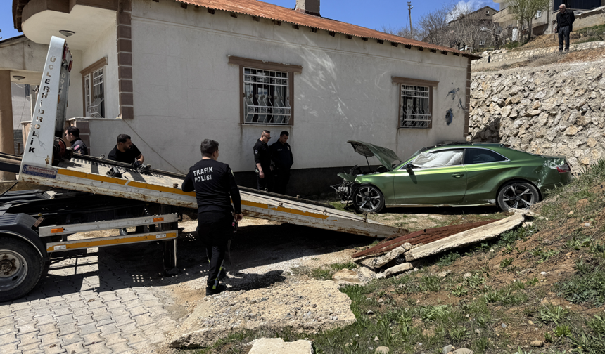 Yüksekova’da duvara çarpan araçta 2 kişi yaralandı