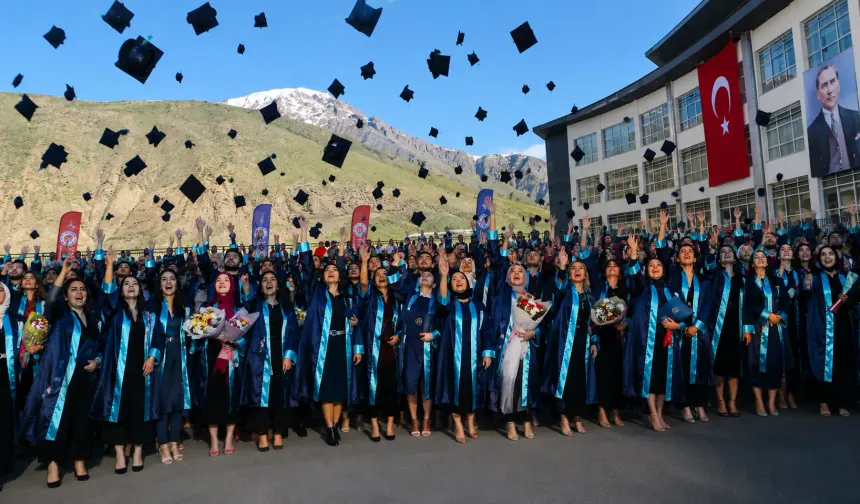 Hakkari Üniversitesi’nde mezuniyet coşkusu: 800 öğrenci kep attı