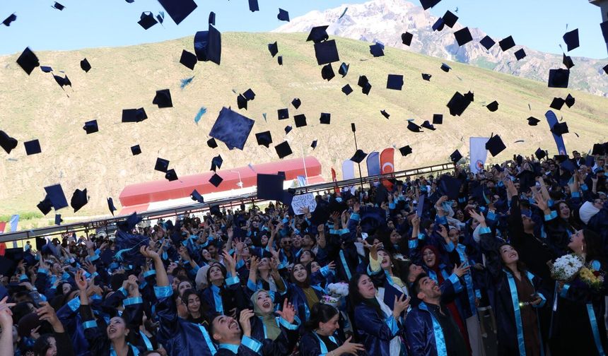Hakkari Üniversitesi’nde mezuniyet coşkusu: 800 öğrenci kep attı
