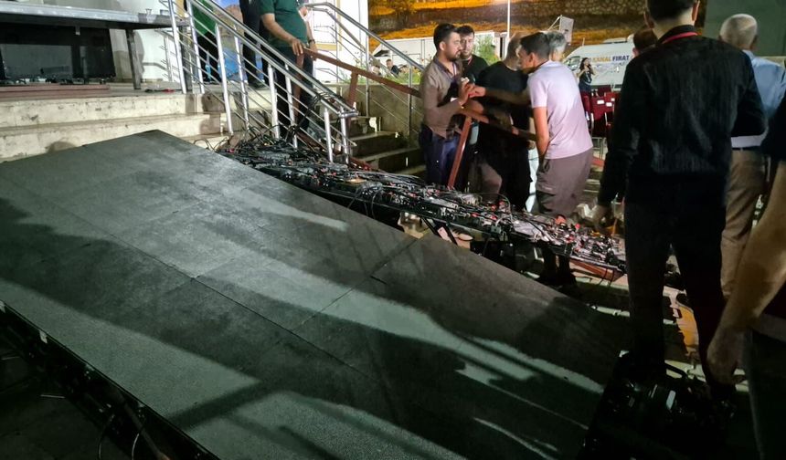Elazığ'da festivalde LED ekran devrildi: 5 yaralı