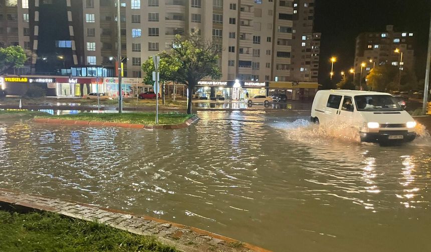 Kayseri'de sağanak sele dönüştü; yollar göle döndü
