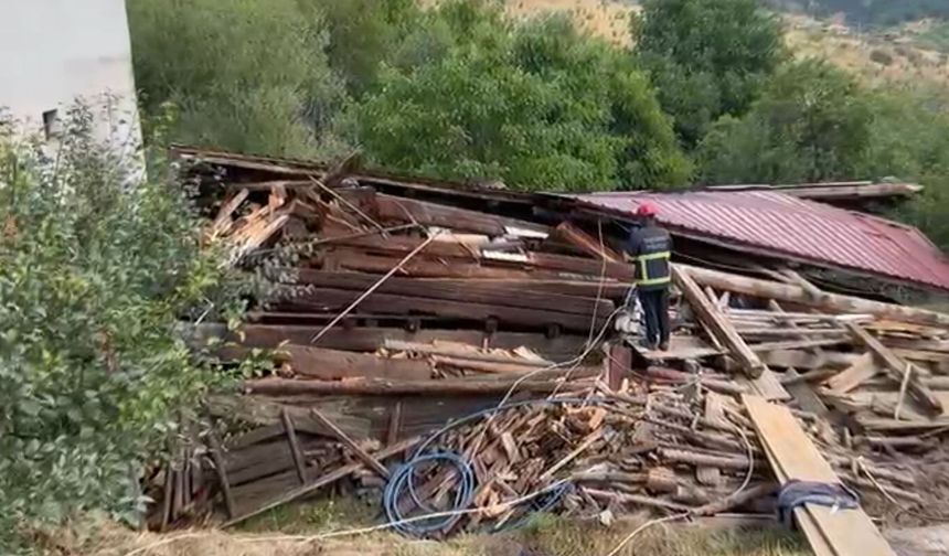 Tadilat yapılan 2 katlı köy evi çöktü; 5 yaralı