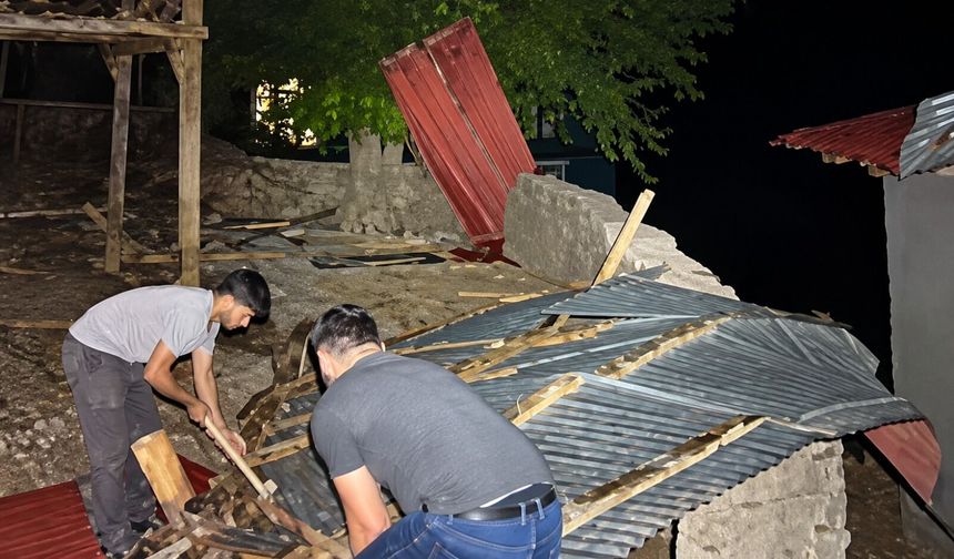 Hakkari’de şiddetli rüzgar çatı uçurdu