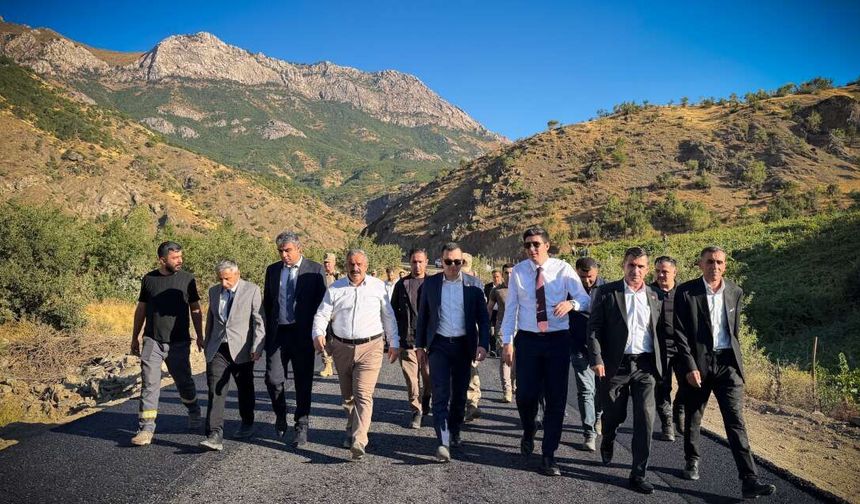 Hakkari’nin Şemdinli ilçesinde köy yollarına sıcak asfalt