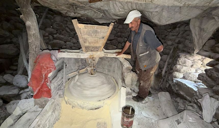 Hakkari'de 47 yıldır dede yadigarı su değirmenini işletiyor