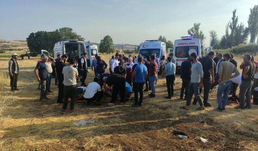 Devrilen otomobildeki 4’ü çocuk, 9 kişi yaralandı