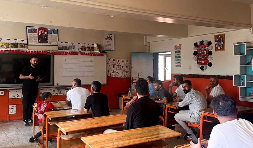 Hakkari’de velilere çocukların okula uyum süreci anlatıldı