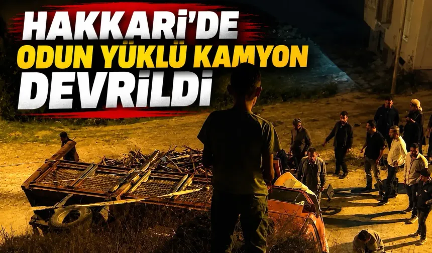 Hakkari'de odun yüklü kamyon devrildi