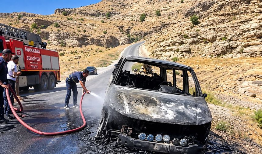 Hakkari-Şırnak yolunda seyir halindeki araç yandı