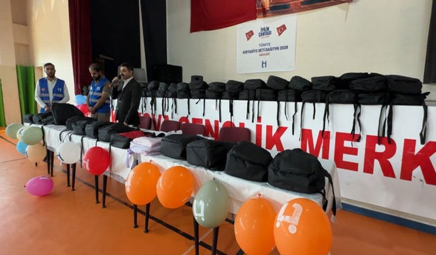 Yüksekova’da 100 yetim öğrenciye kırtasiye desteği
