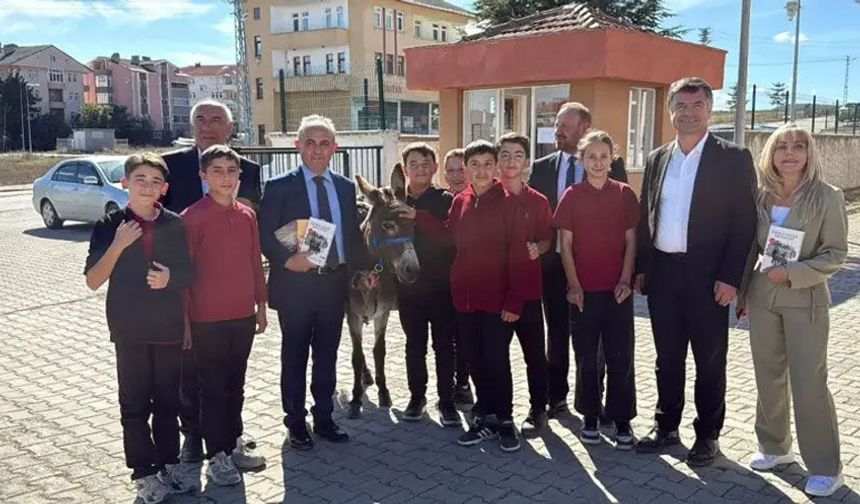 Eşekle Türkiye’yi geziyor, kitap ve kırtasiye dağıtıyor