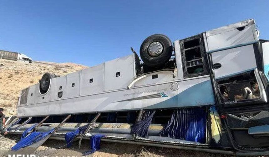 Yolcu otobüsü devrildi: 11 ölü, 24 yaralı