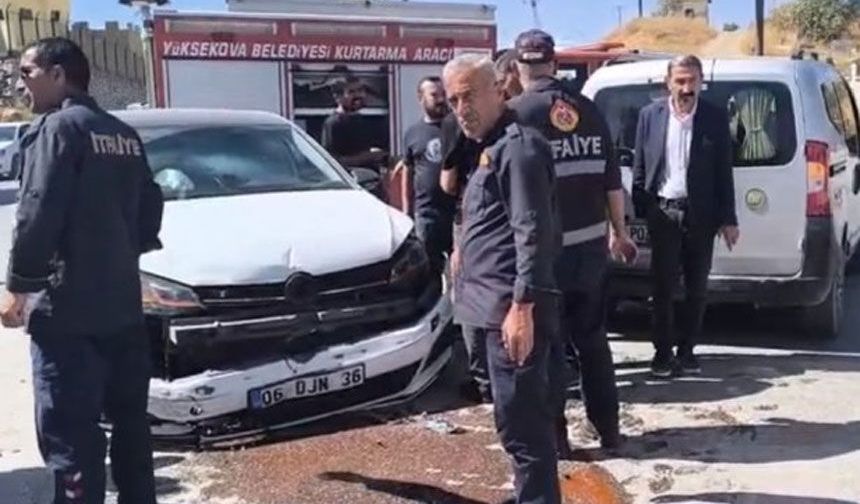 Hakkari'de iki araç çarpıştı: 2 yaralı