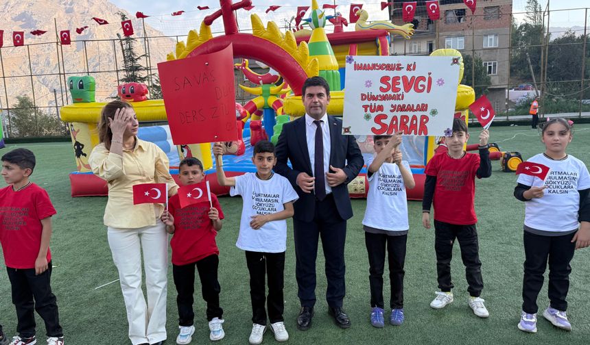Hakkari’de yüzlerce uçurtma Gazze’deki çocuklar için havalandı